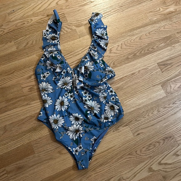 Jessica Simpson Women’s standard one piece ruffled shoulder swimsuit - Picture 3 of 6